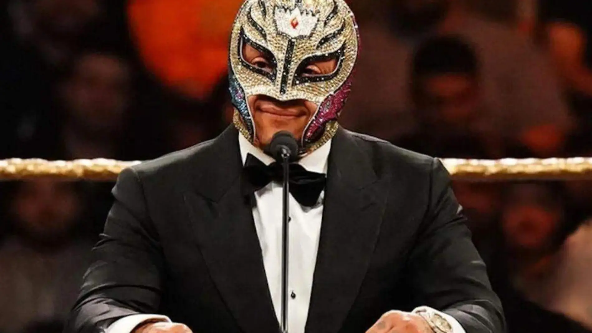 Conmovido hasta las lágrimas, así ingresó Rey Mysterio al Salón de la Fama de WWE